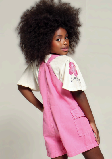 Jardineira Rosa com Blusa Bordada