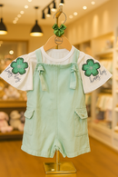 Jardineira Verde com Blusa Bordada