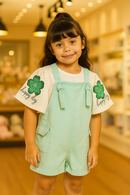 Jardineira Verde com Blusa Bordada