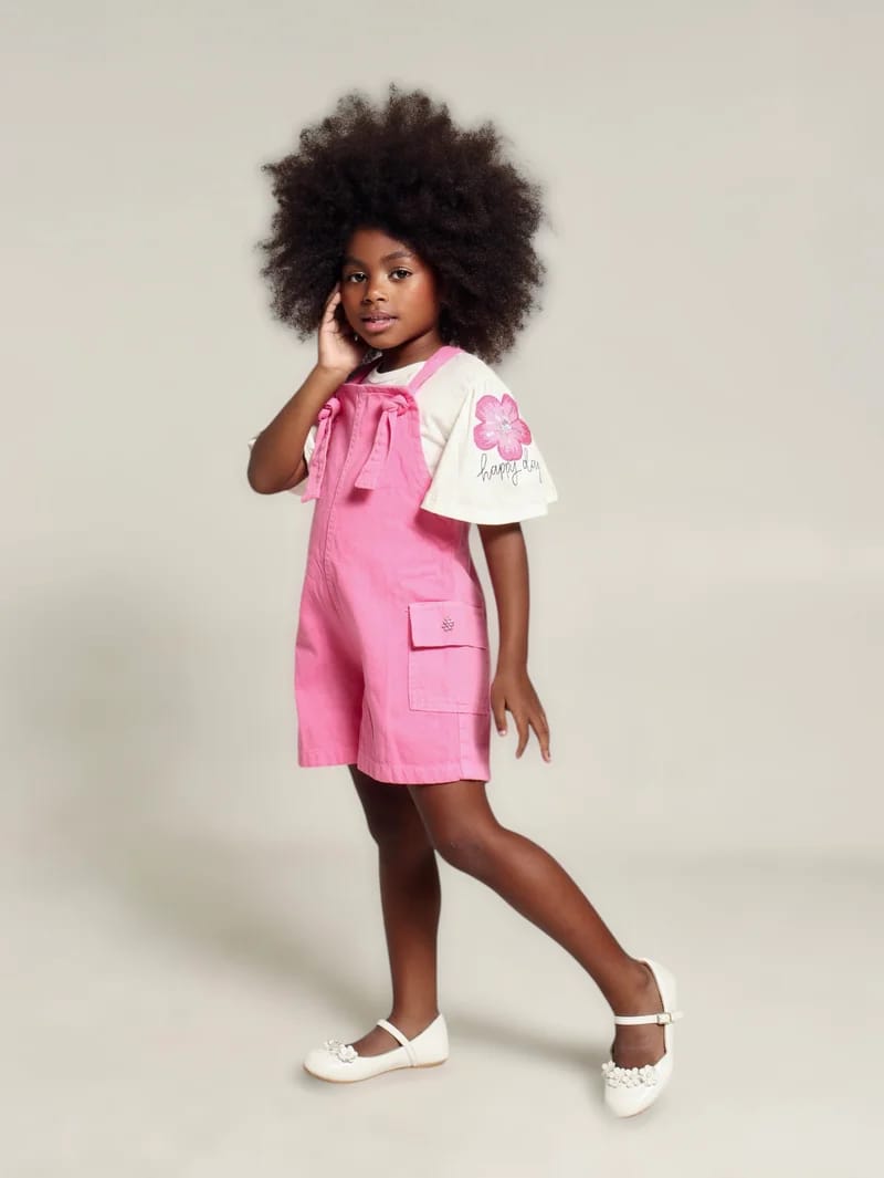 Jardineira Rosa com Blusa Bordada